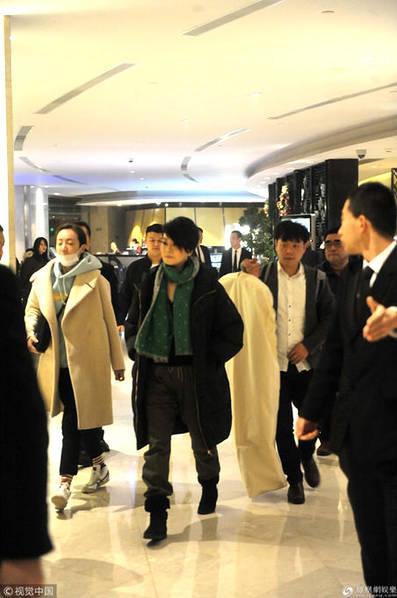 54岁毛阿敏现身酒店