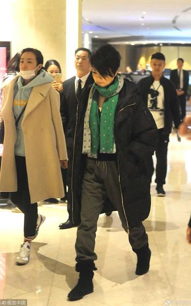 54岁毛阿敏现身酒店