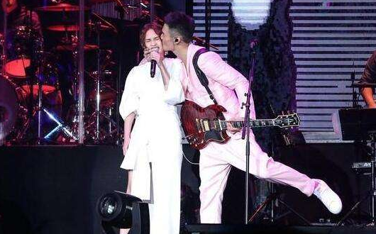 李荣浩亲吻杨丞琳