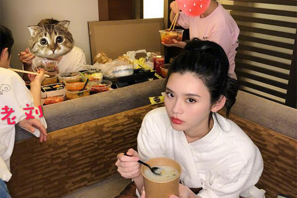 工作人员大开吃戒