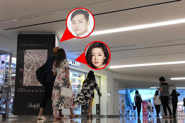 全智贤手勾老公逛街