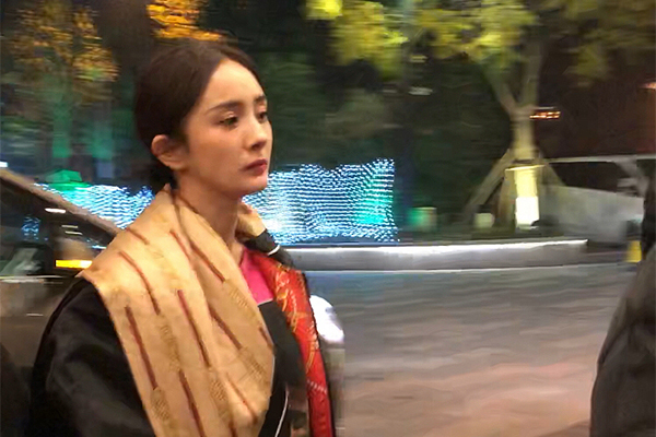 杨幂紧身裤秀筷子腿