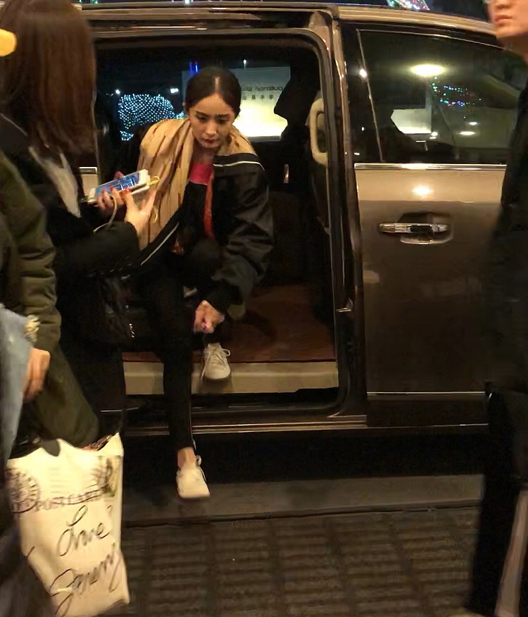 杨幂紧身裤秀筷子腿