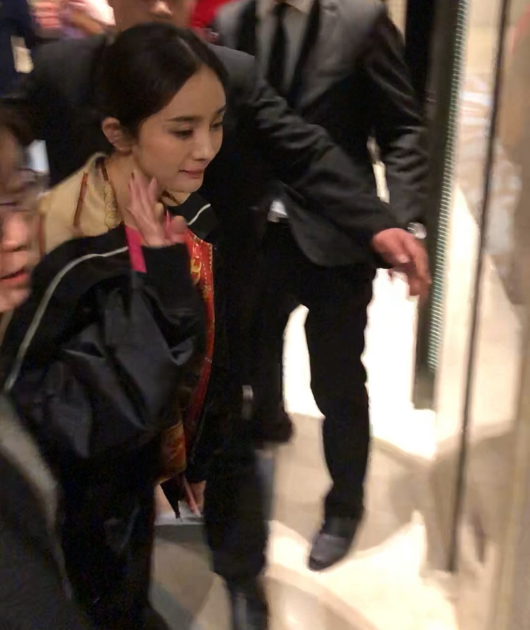 杨幂紧身裤秀筷子腿