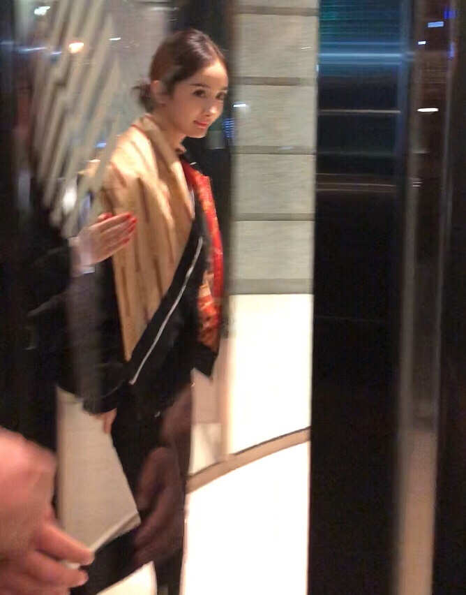 杨幂紧身裤秀筷子腿