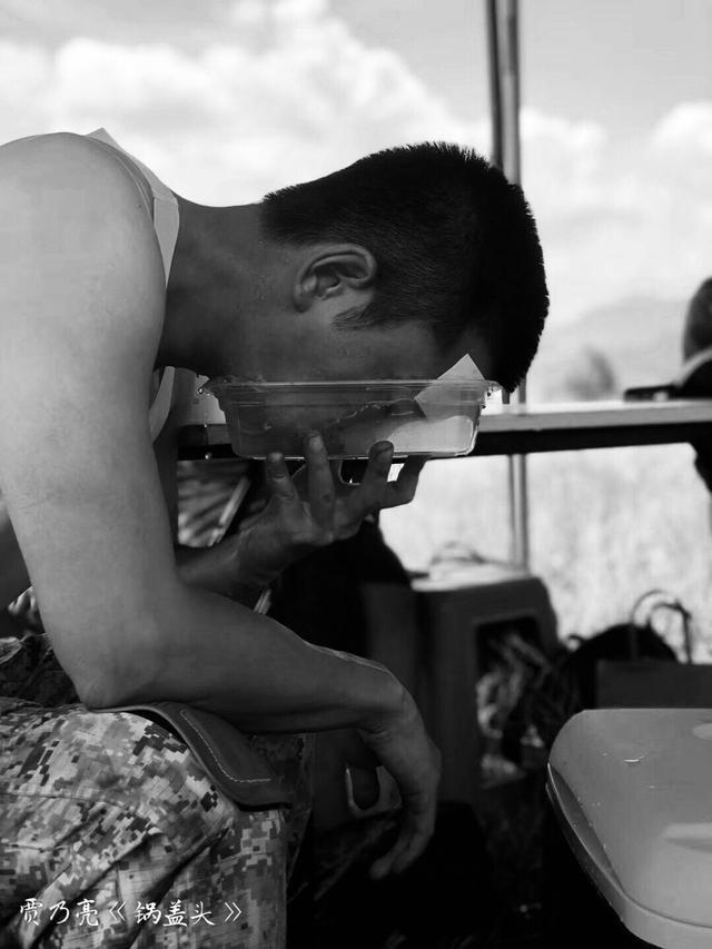 贾乃亮剧组近照