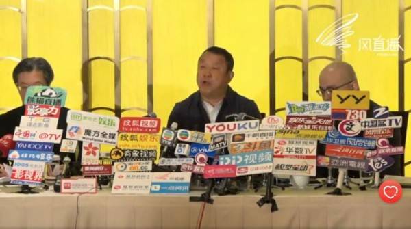 曾志伟携儿子现身