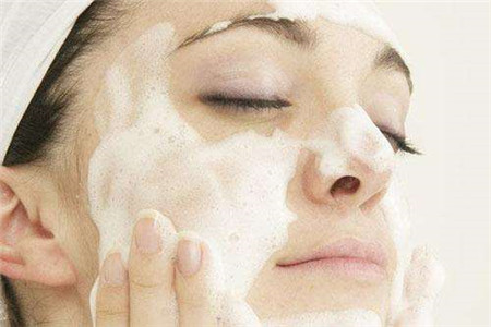 热水洗脸加速老化，冬季四种洗脸方式不能有