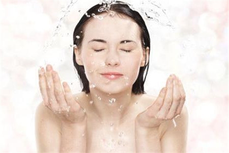 热水洗脸加速老化，冬季四种洗脸方式不能有