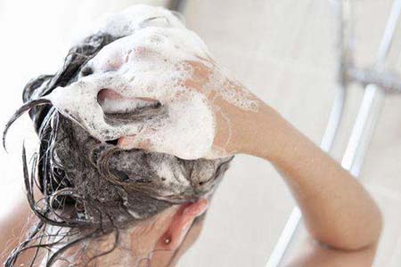 天天洗头不一定就干净，这些危害提示你洗头不能太频繁