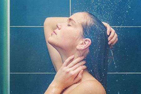 洗澡水温竟然影响乳房状况，讲究这三个细节预防胸部下垂