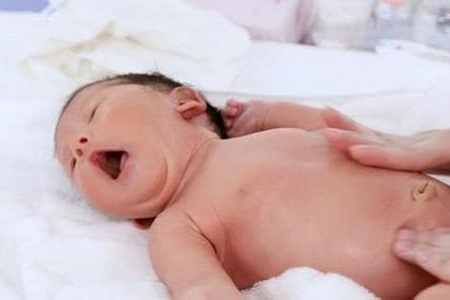 新生宝宝面部护理的注意事项