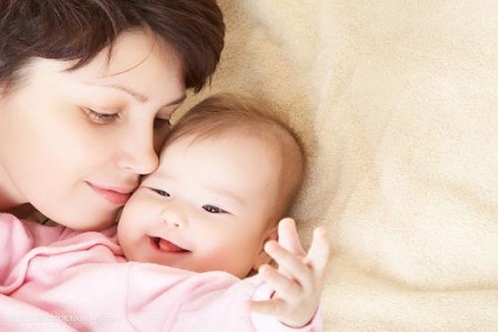 新生宝宝面部护理的注意事项
