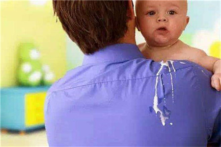 宝宝严重吐奶怎么办,宝妈必懂三种处理方法