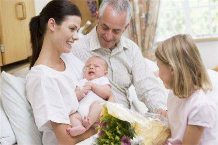 宝妈产后抑郁怎么办，家人应该多点支持多点关怀