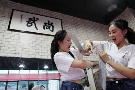 责任分散效应：女性遇袭如何用心理学自救