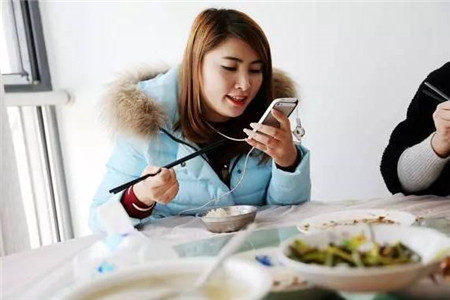 吃饭刷手机易多吃，女人发胖竟是这个原因