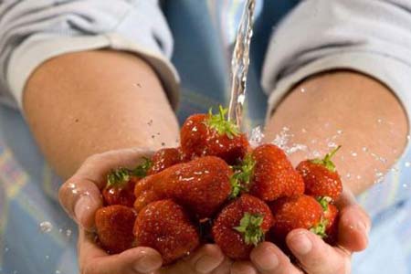 草莓这样洗保留最多维生素C，瓜果蔬菜清洗有讲究