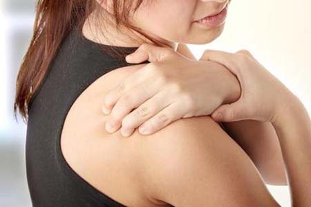 女人抱娃容易肩周炎，这四个锻炼方法能缓解