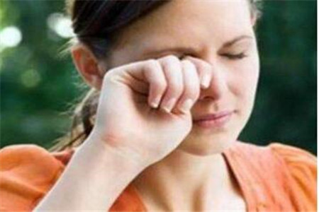 眼睛发酸喉咙发痛，过度疲劳找上你的五个信号