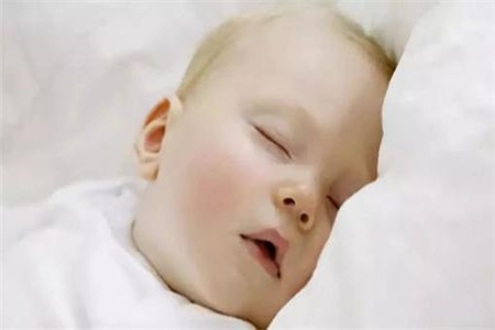 宝宝张嘴睡觉怎么回事，不同原因的处理技巧