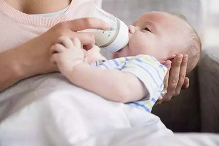 宝宝呛奶别着急竖抱,这样三个步骤才是帮助宝宝