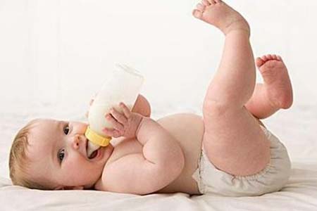 宝宝呛奶别着急竖抱,这样三个步骤才是帮助宝宝