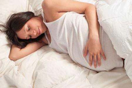 孕妇睡觉要讲究，这三种睡法不要有