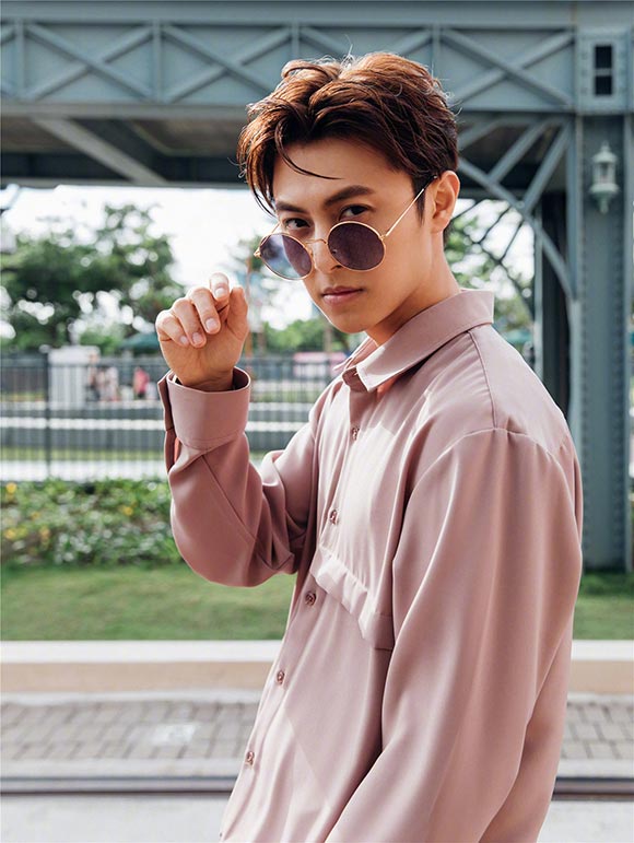 王子邱胜翊拍旅游主题写真 诠释简约休闲时尚风 (1).jpg