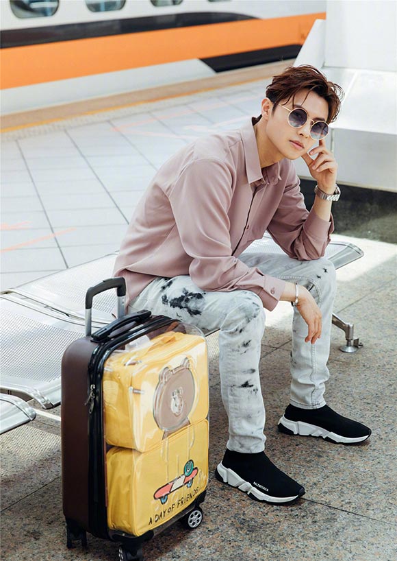 王子邱胜翊拍旅游主题写真 诠释简约休闲时尚风 (5).jpg
