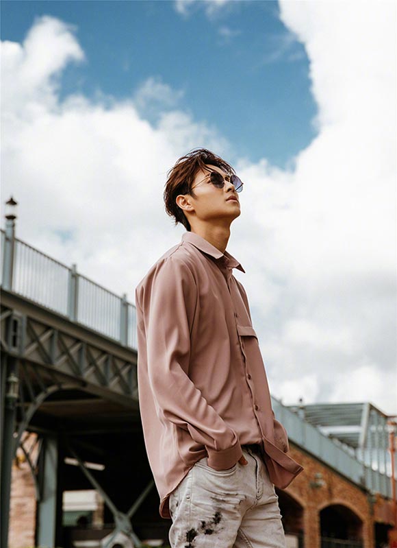 王子邱胜翊拍旅游主题写真 诠释简约休闲时尚风 (4).jpg