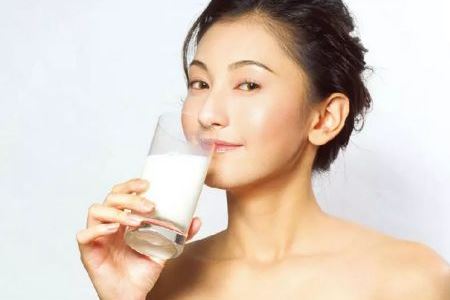 泡脚喝牛奶，女人睡前必做的三个习惯