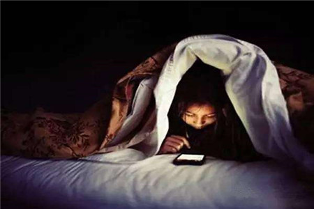 玩手机影响睡眠吗，睡前玩手机的危害