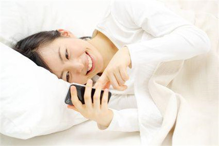 玩手机影响睡眠吗，睡前玩手机的危害