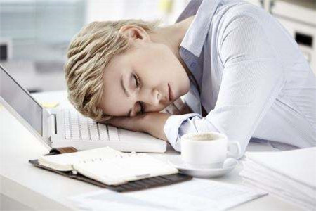 趴着午睡当心四种疾病，如何正确对待午睡