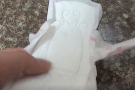 使用卫生巾的方法，女人用前有两个准备工作