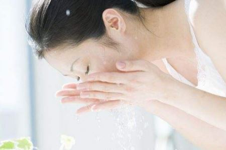 洗完脸会痛是怎么回事，这是皮肤提醒你要补水了