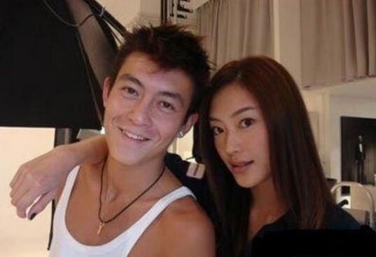 应采儿与冠希旧照曝光引发热议 二人关系至今是个迷