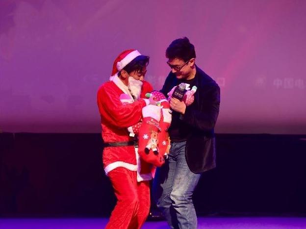 王宝强扮圣诞老人亮相 马蓉方表示看到就想吐