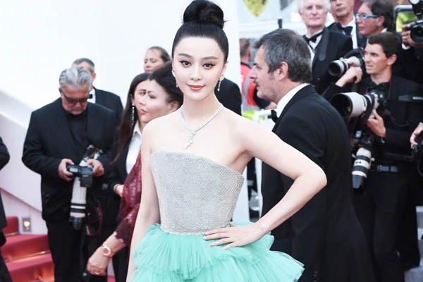 范冰冰现在干什么被封杀了吗 范冰冰被罚8亿后还会复出吗?