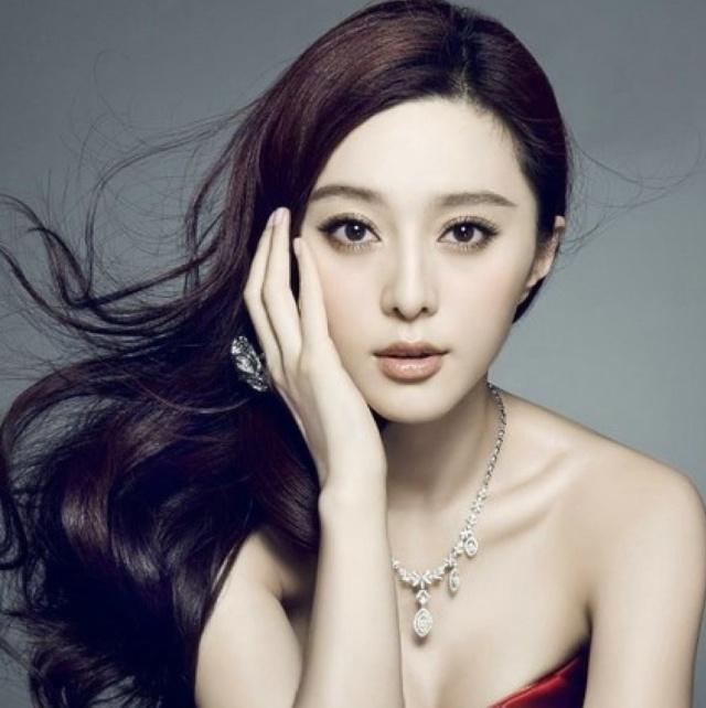 范冰冰现在干什么被封杀了吗 范冰冰被罚8亿后还会复出吗?