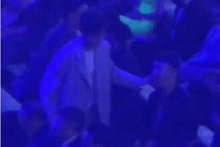 李易峰捏王思聪脸