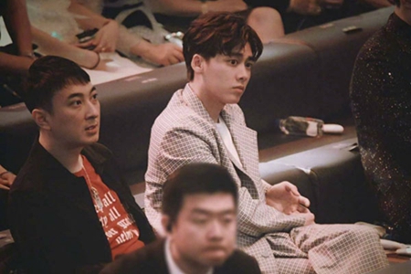 李易峰捏王思聪脸