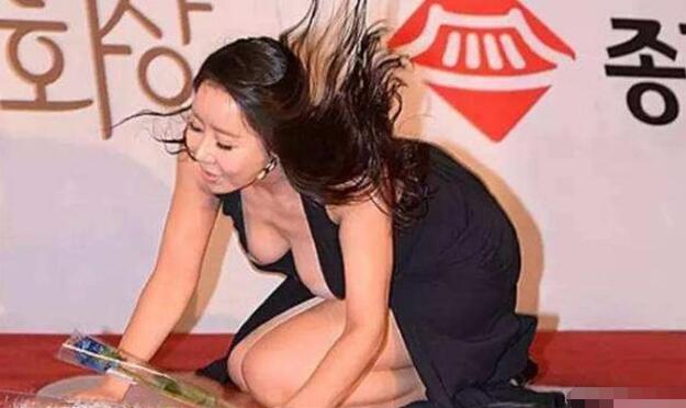 许娜京电影三级太抓眼球 当年许娜京摔倒甩奶狂什么情况