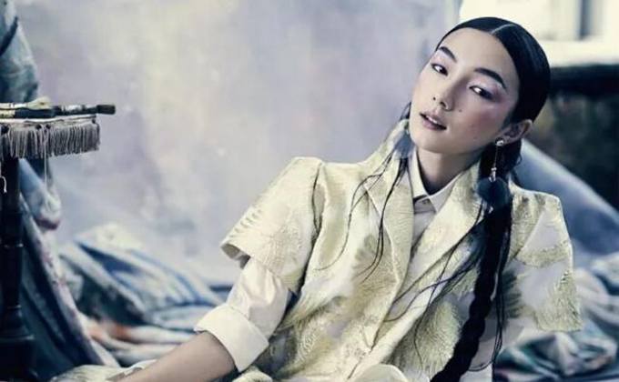 刘承羽伸舌大尺度视频啥情况 写真国际范混血的她中文好吗