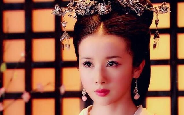 孙菲菲被打真相微博网友力挺 孙菲菲裙子被踩掉事件疑炒作