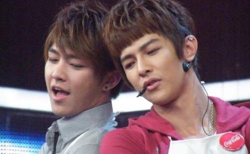 其实要从此前炎亚纶被爆劈腿三男的事情说起。