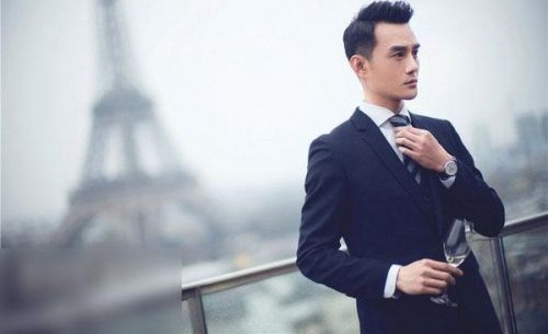 王凯微博发文表示:“深秋已至,水位渐浅,静候法槌落下,自有水落石出