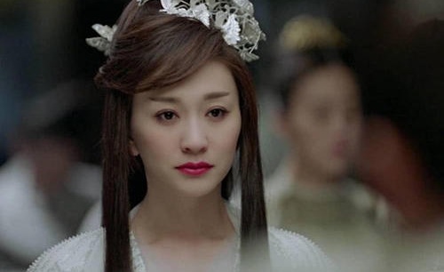 这次43岁李小冉新造型被吐槽全靠颜值撑着,