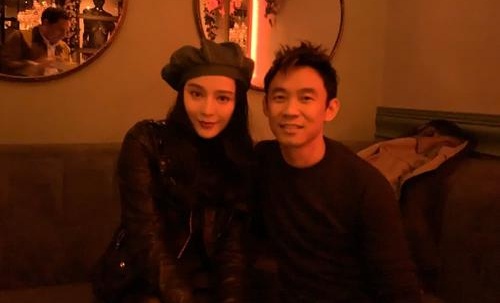 近日不少网友发现温子仁新恐怖片《恶毒》杀青的时候范冰冰现身庆功宴,